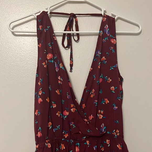 Low-back floral romper w/pockets - Picture 2 of 5